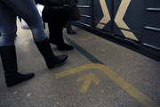 Лишь четверть москвичей замечает напольную навигацию в метро