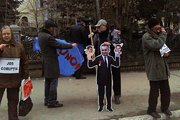 Участники акции протеста у Дворца Республики выкинули на «свалку истории» Влада Плахотнюка 
