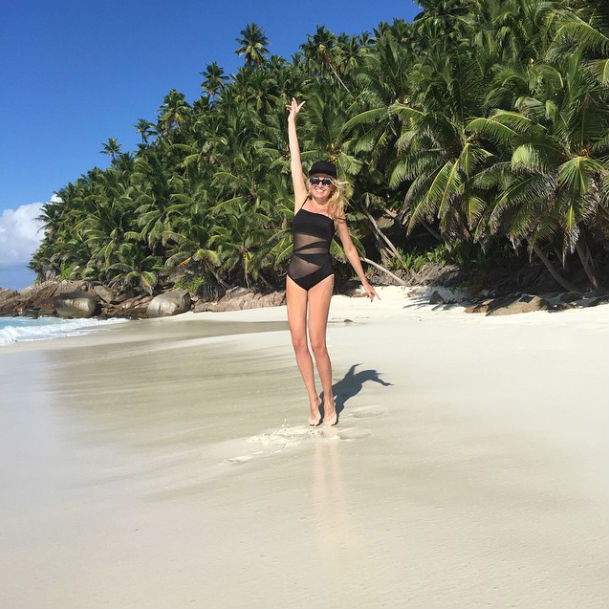 С собой на отдых продюсер взяла несколько чемоданов нарядов. Фото: Instagram.