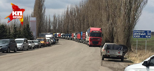 Очереди из беженцев и грузовики, едущие за продуктами в Россию. Александр КОЦ, Дмитрий СТЕШИН