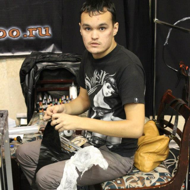 Тимур и подумать не мог, что его татуированный кот "взорвет" сети. Фото с личной страницы героя публикации в социальной сети Facebook.