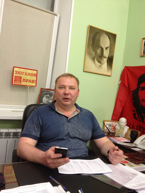 Главный коммунист области депутат Госдумы Николай Паршин доказывает обозревателю «КП», что без Сталина городу не обойтись... Главный коммунист области депутат Госдумы Николай Паршин доказывает обозревателю «КП», что без Сталина городу не обойтись...