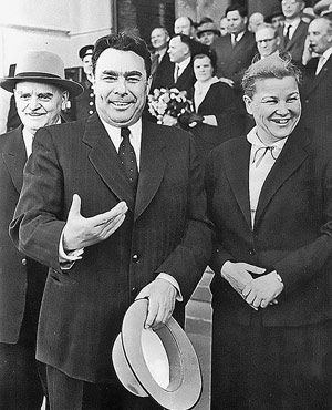 Брежневу нравилось нравиться. С членом политбюро ЦК КПСС Николаем Шверником и министром культуры СССР Екатериной Фурцевой.