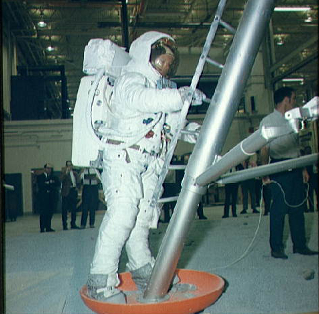 Нейл Армстронг репитирует спуск по лесенке на Луну в конце апреля 1969 года.