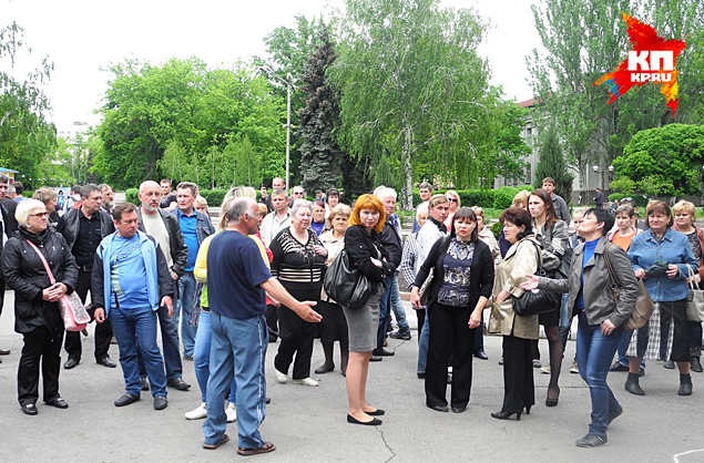 Кровь на асфальте, очерченные мелом круги, где цветы, свечи и портреты погибших. Рядом плачущие родственники и толпа потерянных, испуганных людей