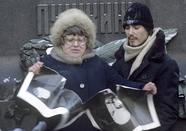 Один из демократических митингов 1989 года. Валерия Новодворская рвёт портрет Ленина. Один из демократических митингов 1989 года. Валерия Новодворская рвёт портрет Ленина.