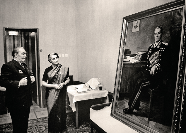 Генеральный секретарь ЦК КПСС показывает Индире Ганди свой портрет, сделанный художником Иваном Пензовым. Генеральный секретарь ЦК КПСС показывает Индире Ганди свой портрет, сделанный художником Иваном Пензовым.