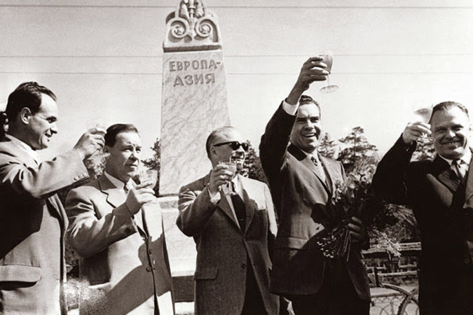 Никсон пьет советское шампанское на границе Европы и Азии Никсон пьет советское шампанское на границе Европы и Азии