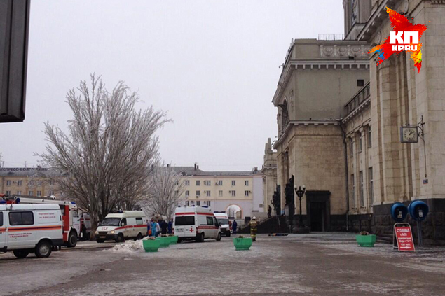 Вход в здание разворотило взрывом, рядом около 30 