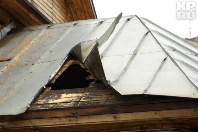 Чтобы залить пламя, пожарным пришлось раскурочить крышу.