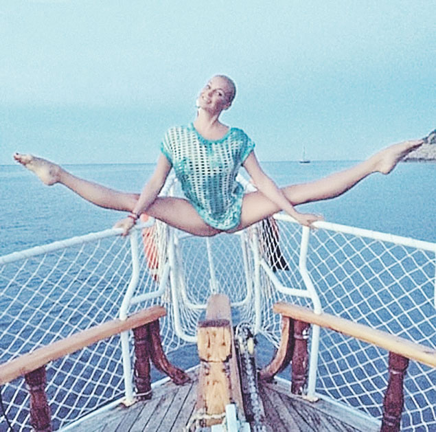 Шпагата Анастасии Волочковой на фоне волн в эти новогодние каникулы мы не увидим - встречать праздник балерина будет дома. Ну, может, на ковре сядет на поперечный. Фото: Instagram