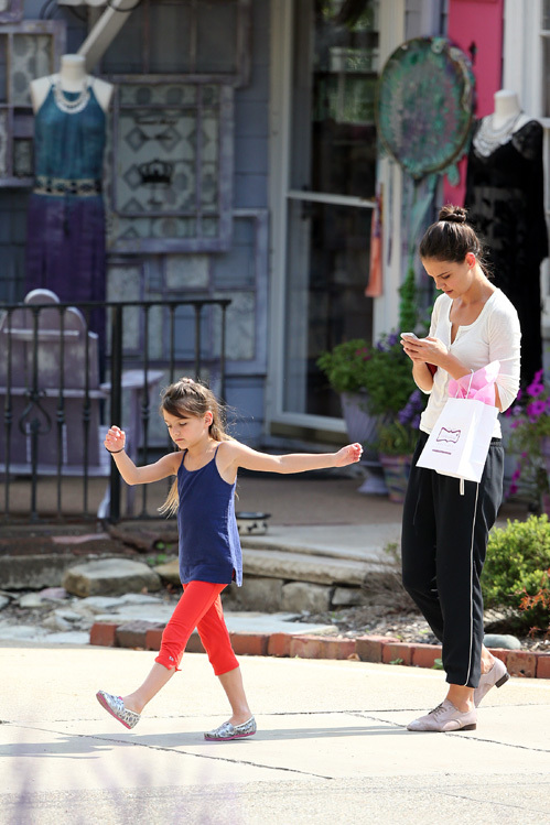 Актриса жалуется друзьям на то, что папа Том совсем забросил девочку и больше не участвует в ее воспитании. SPLASH NEWS