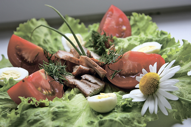 Салат с перепелиными яйцами.