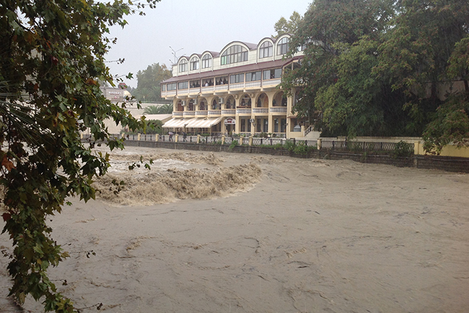Вода поднялась до опасного уровня