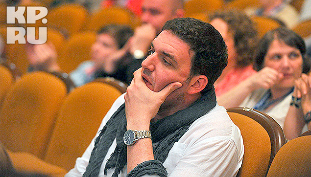 Супруг Ксении наблюдал за происходившим на экране с нескрываемым интересом Супруг Ксении наблюдал за происходившим на экране с нескрываемым интересом