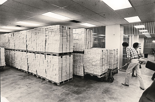 Очередные миллионы новых баксов уходят из хранилища Федрезерва в банки.