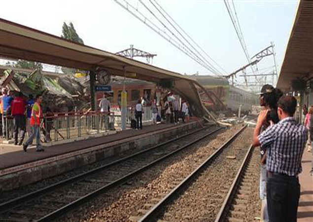 Очевидцы тоже подтвердили, что поезд опрокинулся из-за того, что произошел сильный толчок Очевидцы тоже подтвердили, что поезд опрокинулся из-за того, что произошел сильный толчок