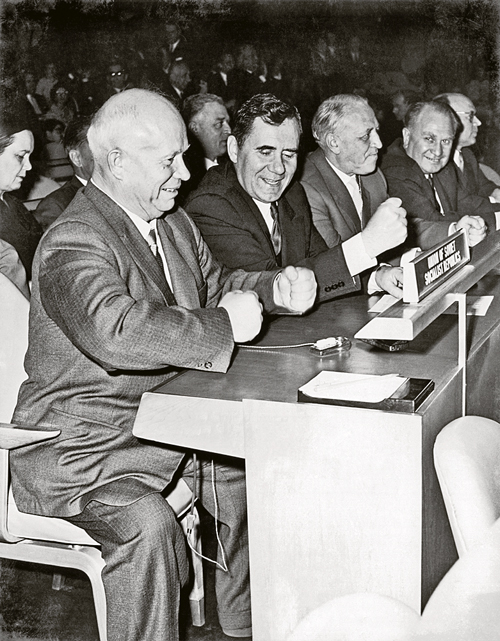 1959 год. Генассамблея ООН. Громыко подстукивает кулаком Хрущеву. Но в глубине души считает, что эта выходка наносит ущерб престижу СССР. 1959 год. Генассамблея ООН. Громыко подстукивает кулаком Хрущеву. Но в глубине души считает, что эта выходка наносит ущерб престижу СССР.