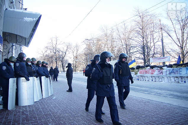 Милиция выстроилась в живой щит Милиция выстроилась в живой щит