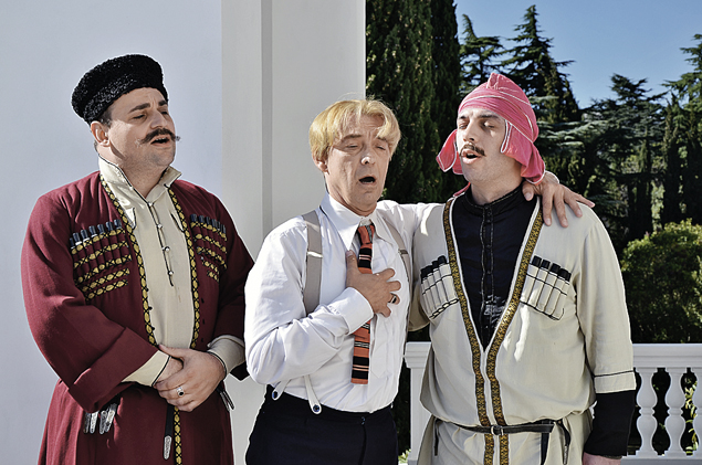 Для роли Леонида Утесова Николай Добрынин (в центре) перекрасился в блондина. Для роли Леонида Утесова Николай Добрынин (в центре) перекрасился в блондина.