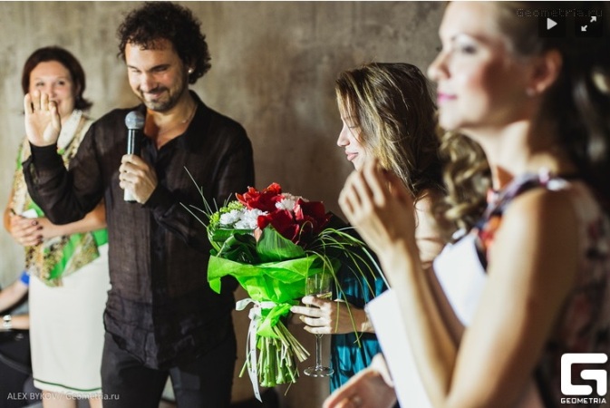 На вечеринке Лошагин подарил букет цветов художнице Ичкинской Фото: Geometria