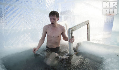 А после баньки - в ледяную купель. 