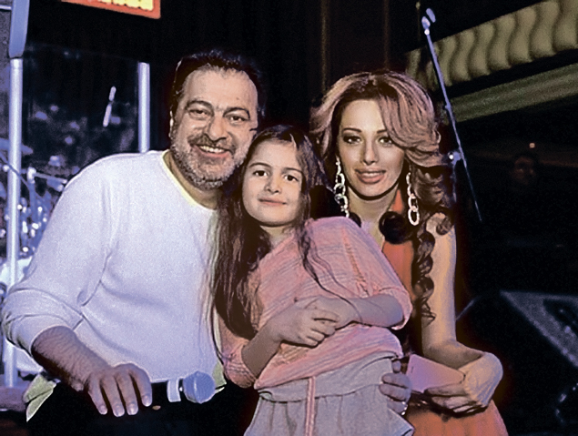 На заглавном фото Гранта окружает его «сериальная» семья. А на этом фото он со своей настоящей женой Луизой и дочкой Лилит. На заглавном фото Гранта окружает его «сериальная» семья. А на этом фото он со своей настоящей женой Луизой и дочкой Лилит.