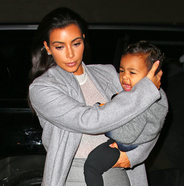 Bнсайдеры утверждают, что отсутствие десертов дочке звезды не очень-то нравится – ведь она гуляет в компании других детей, которые постоянно жуют что-нибудь сладкое. SPLASH NEWS