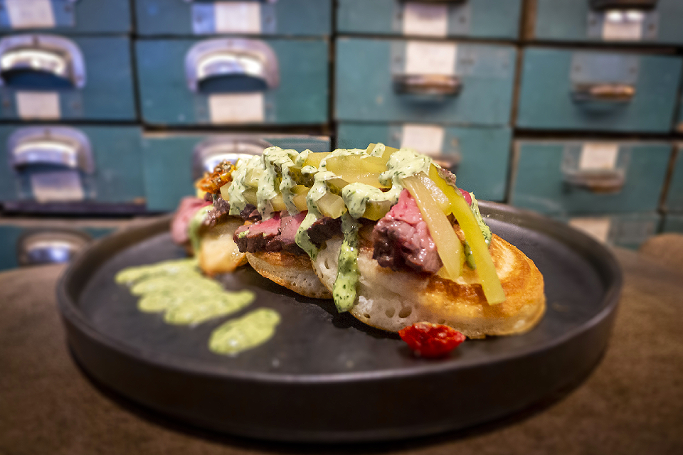 Оладьи в Krombacher, ананасы в Maritozzo, крученое сало в «СибирьСибирь»