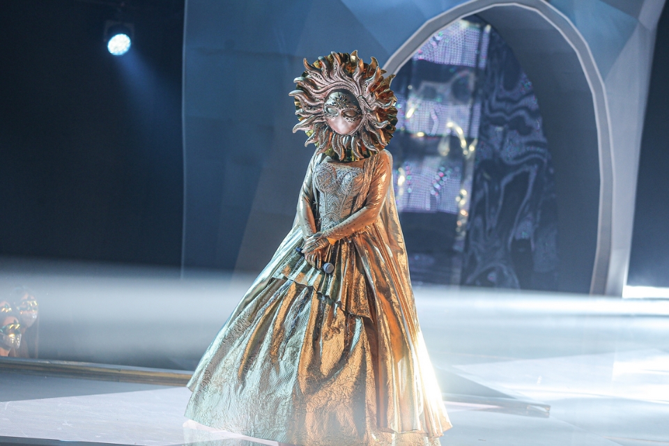 Кто скрывался под маской Солнца: участницу угадали двое судей шоу «Маска-2»