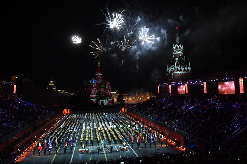 Фото открытия фестиваля «Спасская башня 2021» в Москве: праздник военных оркестров стартовал