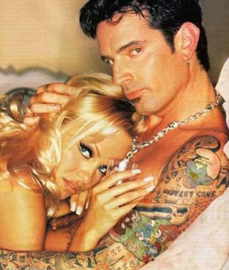 Өкше киген сексуалды қызбен порно