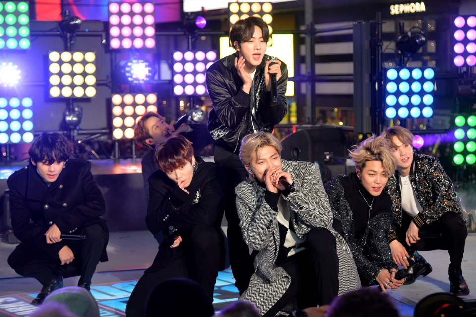 Участники К-поп группы BTS отказались от отсрочки – их забирают в армию