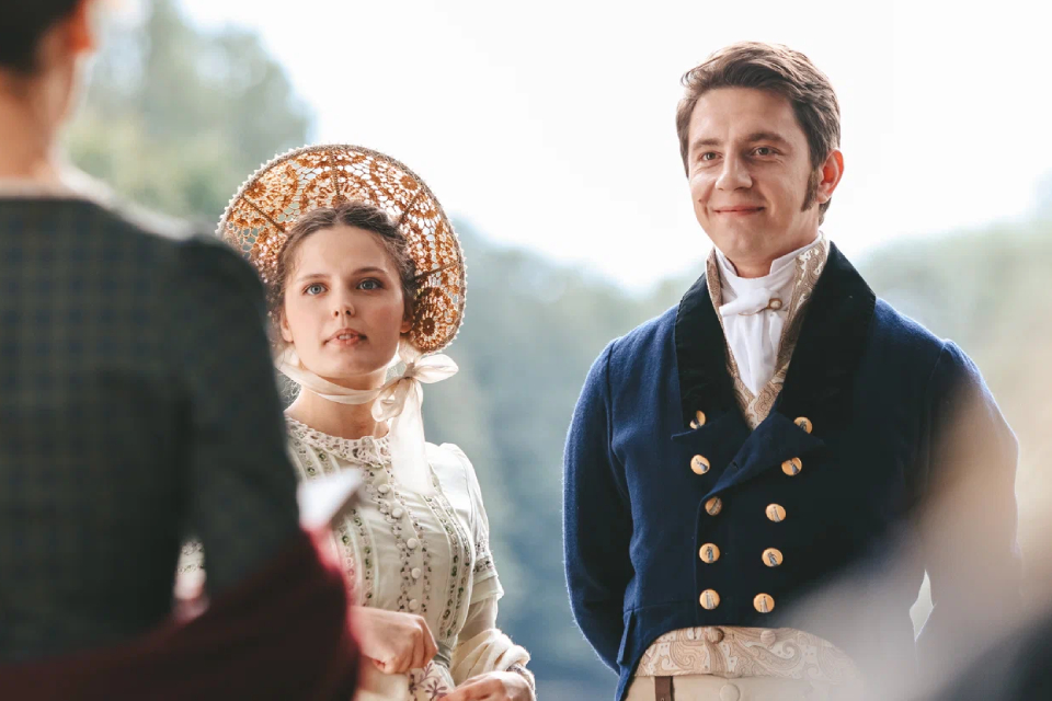 Рецензия на фильм «Онегин» (2024): Евгений, Татьяна и 2000 уникальных электролампочек