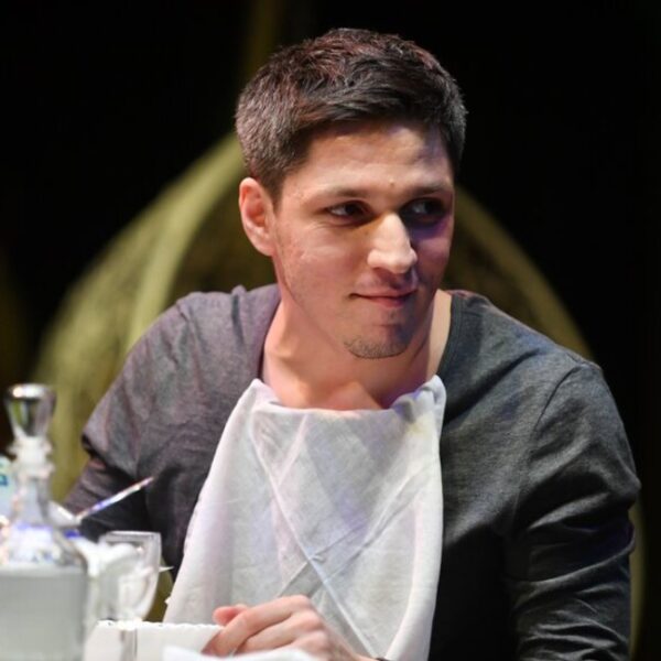 Спектакль «Отцы и дети» в Театре иллюзии