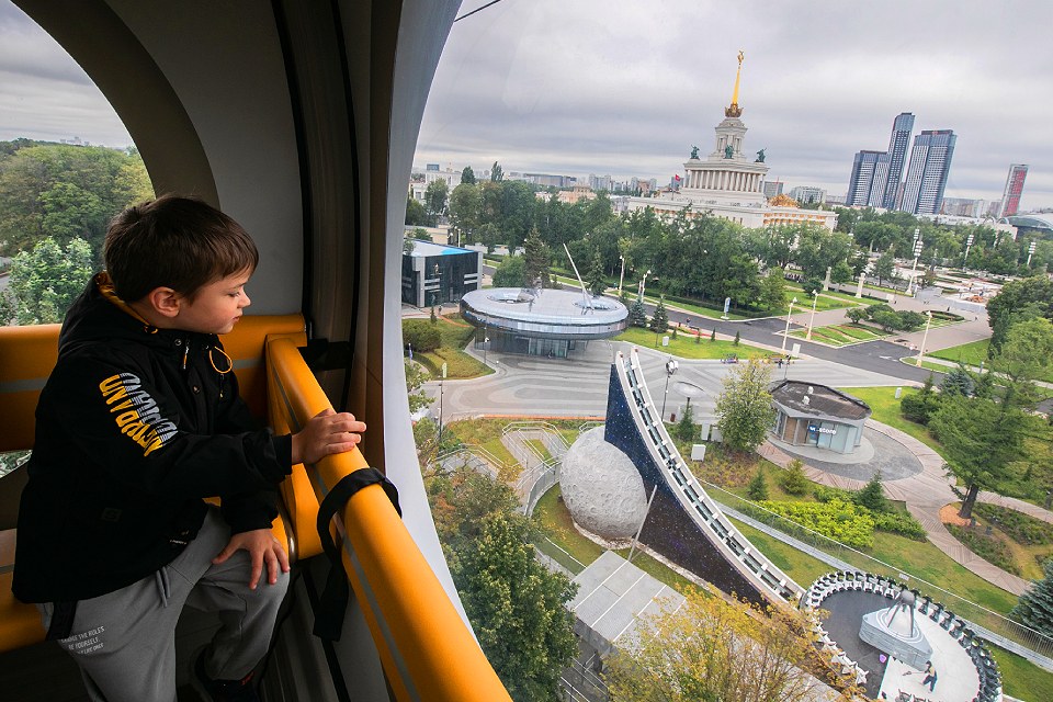 Чем заняться в столичных парках в конце весны: рисуем натюрморты, едим солдатскую кашу и катаемся на канатке