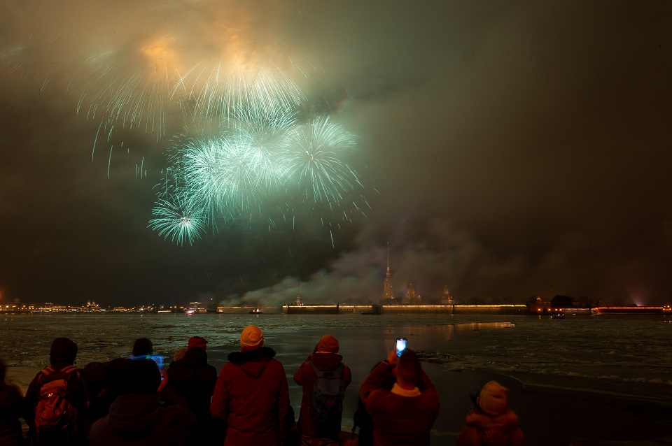 Первые фейерверки за время пандемии в Санкт-Петербурге: лучшие фото салюта в День снятия блокады