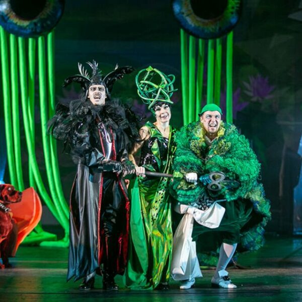 Спектакль «Королевство кривых зеркал»