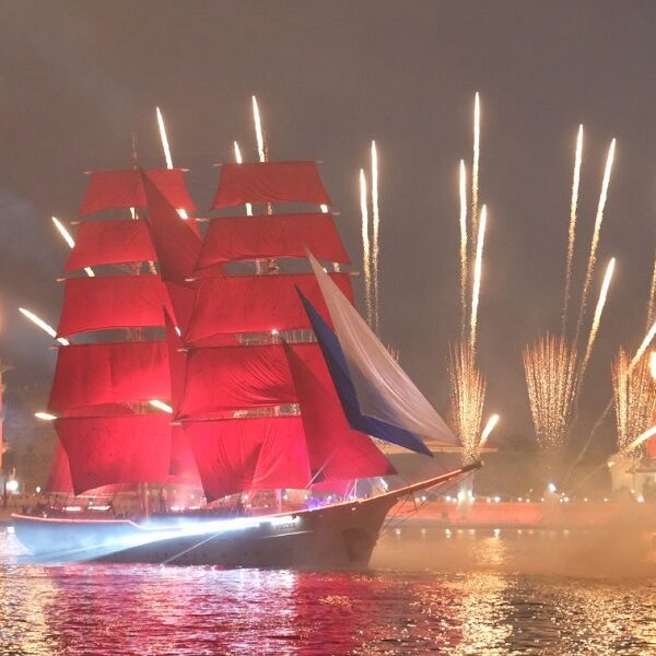 Видео салюта на Алые паруса в Санкт-Петербурге 25 июня 2022