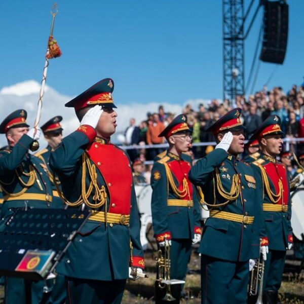 Концерт на Якорной площади в День ВМФ в Кронштадте