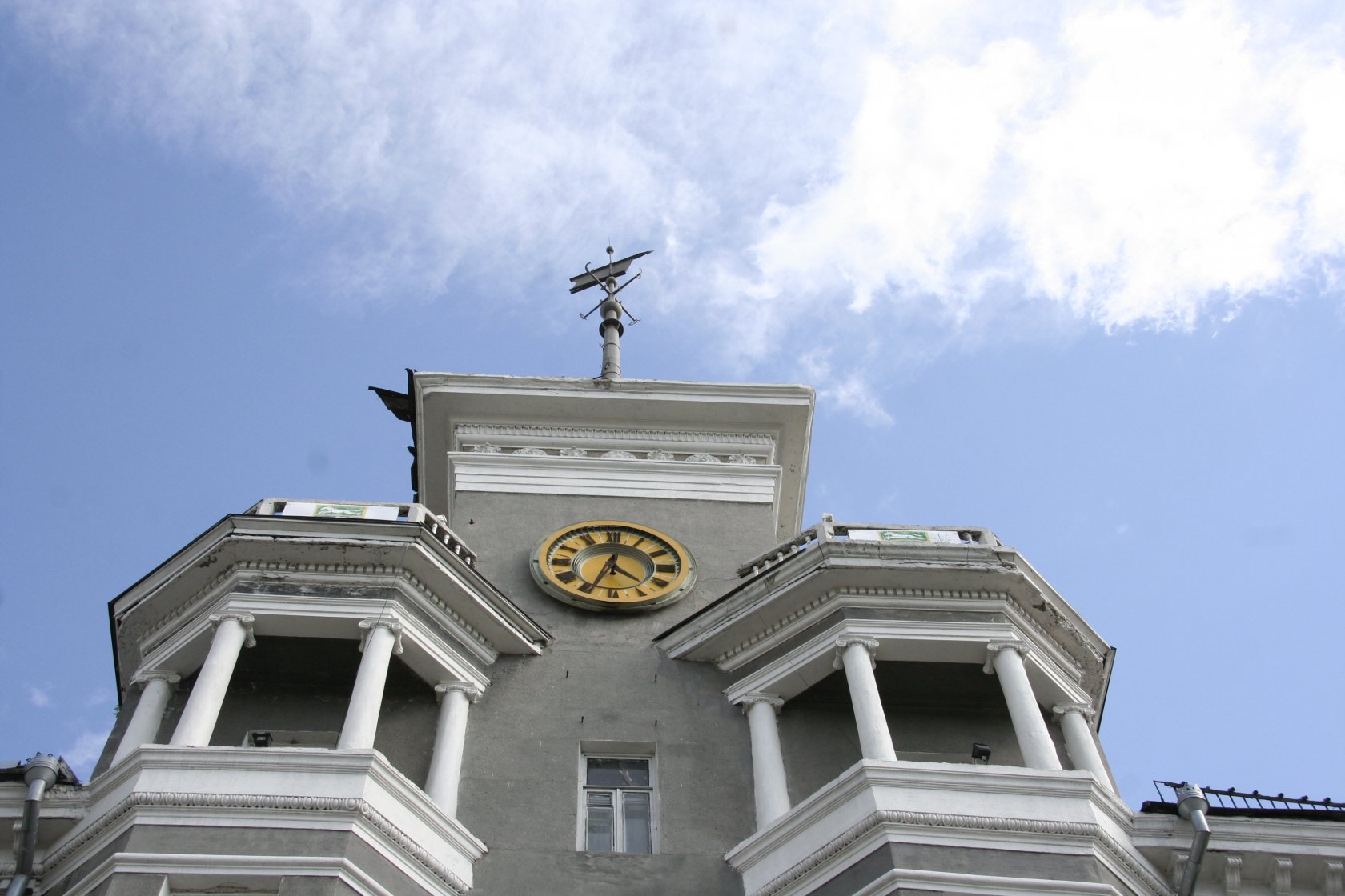 Под шпилем барнаул. Дом с часами барнаул. Часы под шпилем барнаул. Площадь октября барнаул шпиль. Дом под шпилем барнаул.