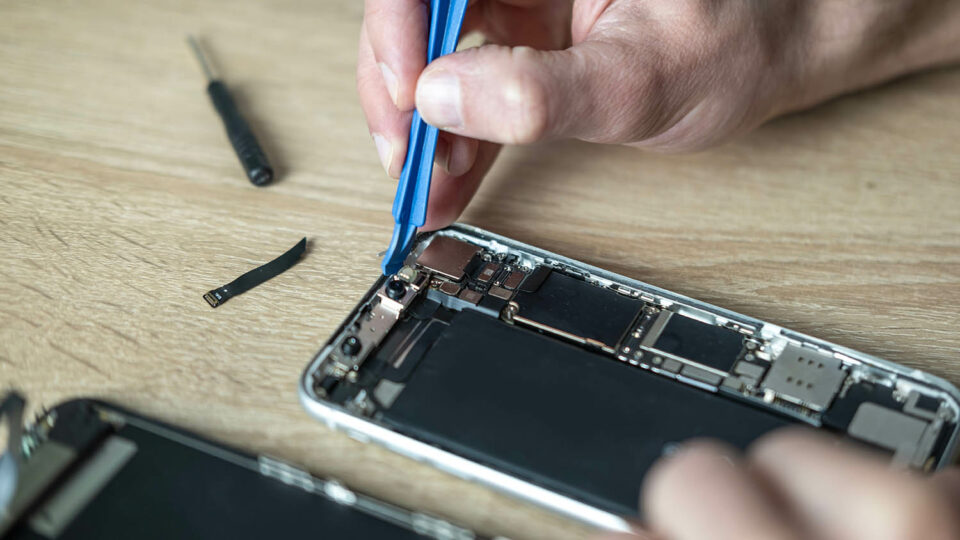 В сервисном центре сделают все необходимое, чтобы восстановить информацию с телефона. Фото: Kittyfly / Shutterstock / Fotodom