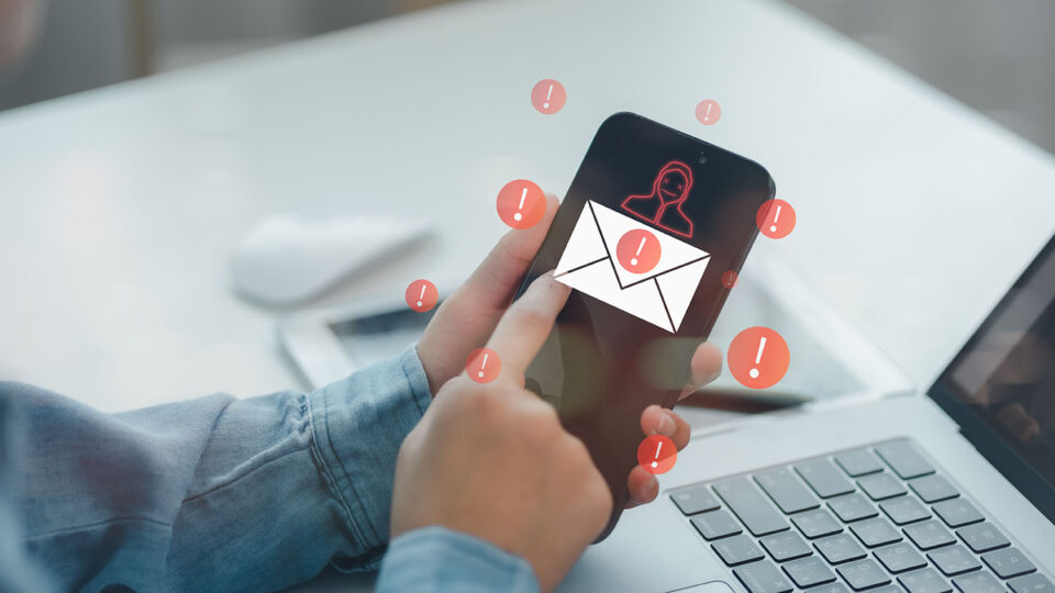 Вирусы проникают в телефон через e-mail и SMS-рассылки. Фото: CL STOCK / Shutterstock / Fotodom