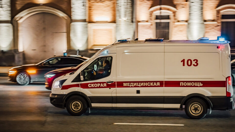 За отказ пропустить спецтранспорт водителю грозит штраф или лишение прав. Фото: welcomeinside / Shutterstock / Fotodom