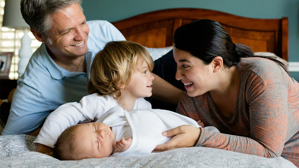 100+ идей, что подарить на выписку из роддома