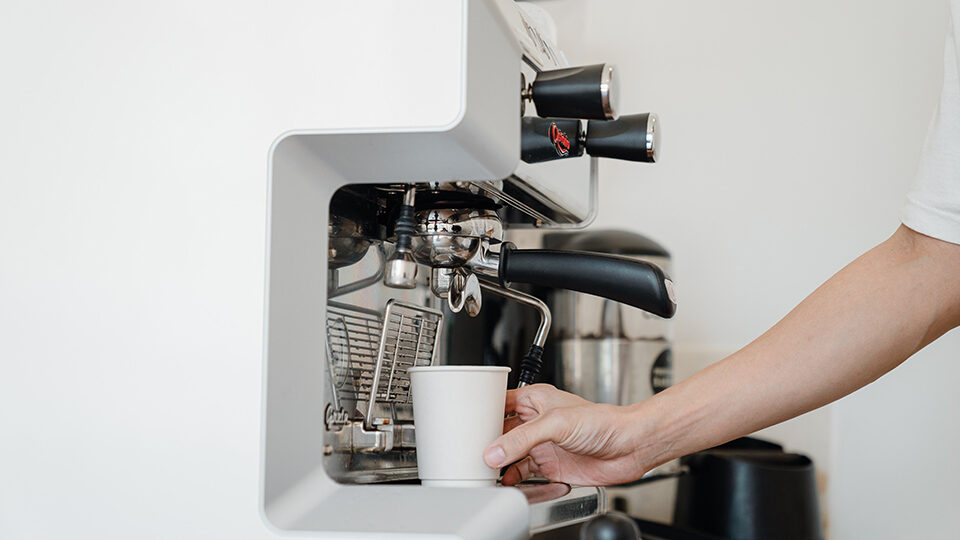 12 лучших средств для чистки кофемашин от накипи в 2023 году