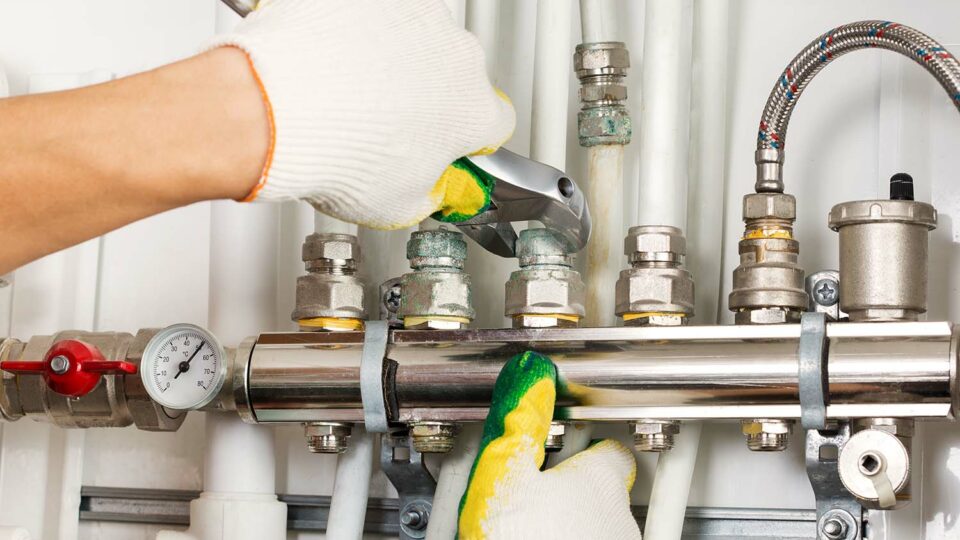Монтаж системы водоснабжения в частном доме. Фото: Kostenko Maxim / Shutterstock / Fotodom