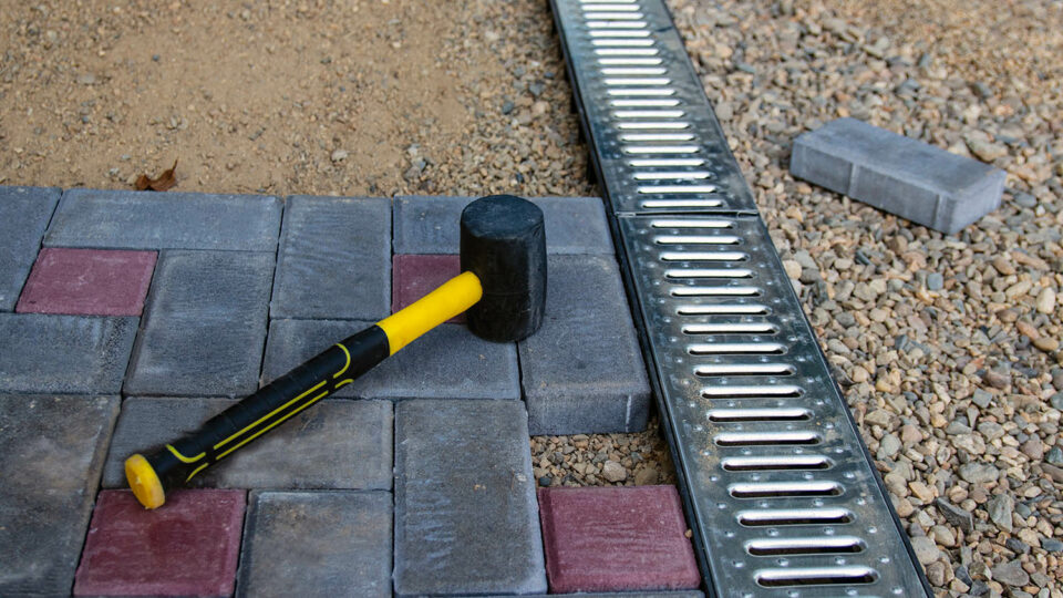 Обустройство ливневой канализации. Фото: Alexey Krav / Shutterstock / Fotodom