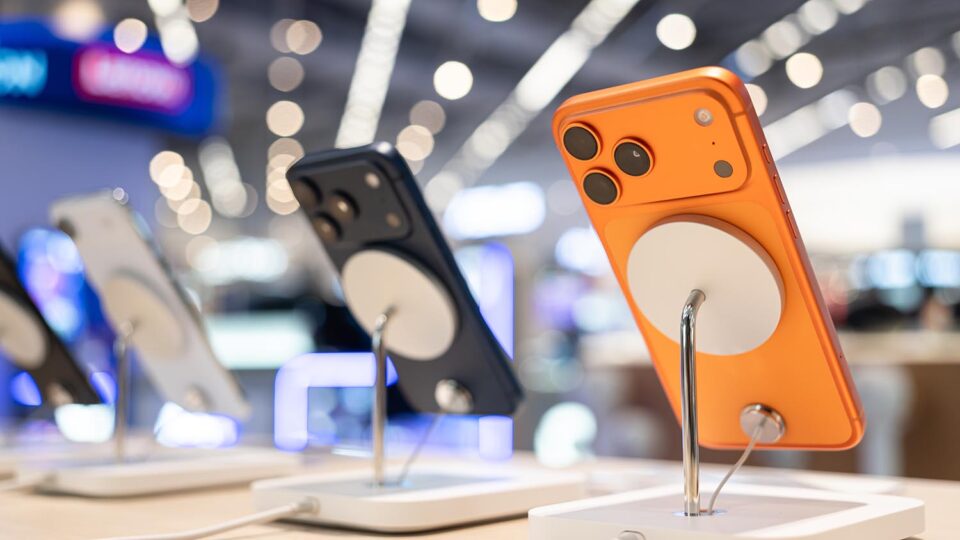 Новые модели iPhone в магазине. Фото: Wongsakorn 2468 / Shutterstock / Fotodom