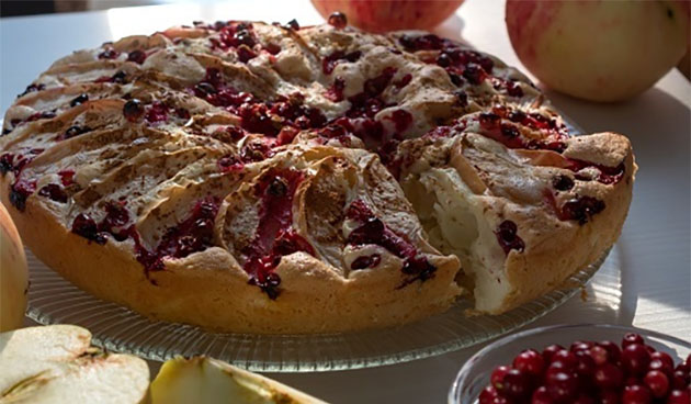 Пирог с брусникой и яблоками